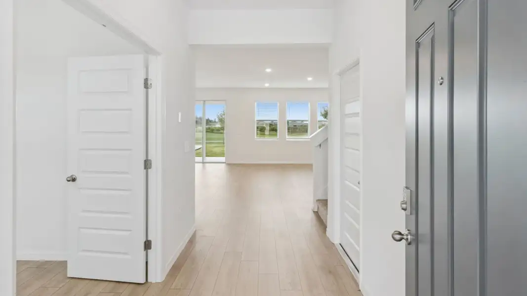 Representative unfurnished interior of a home built from the Coral by D.R. Horton in Hawthorne Ranch, Lakeland (Image 17).