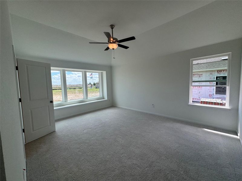 Spacious, unfurnished interior of a new home in Village at Three Oaks, Seguin (Image 10).