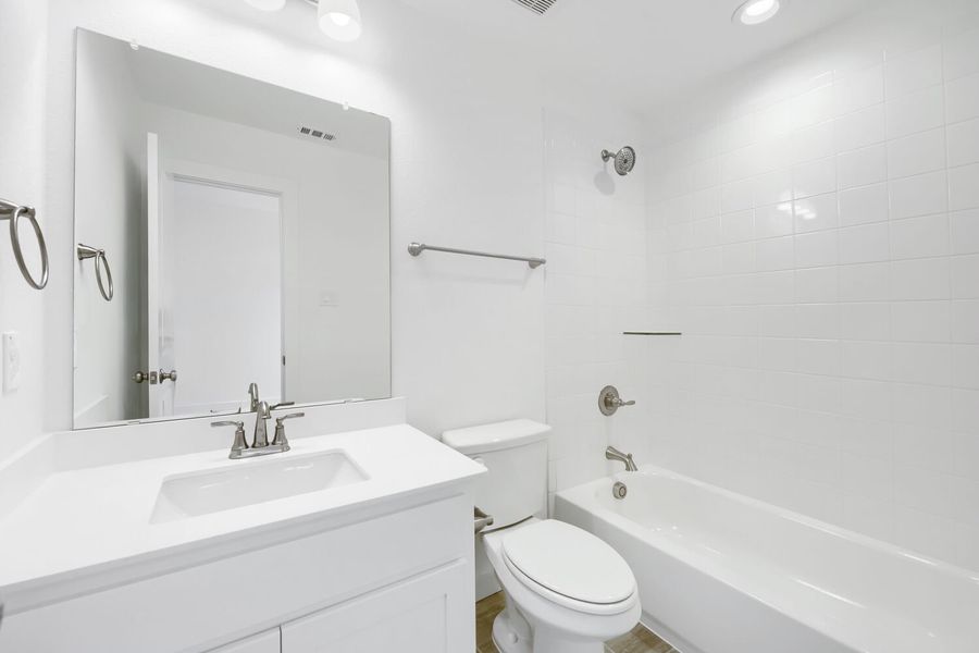 1737 Cornwall - Full Bathroom