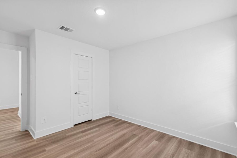 Spacious, unfurnished interior of a new home in Lone Star Landing, Montgomery (Image 38).