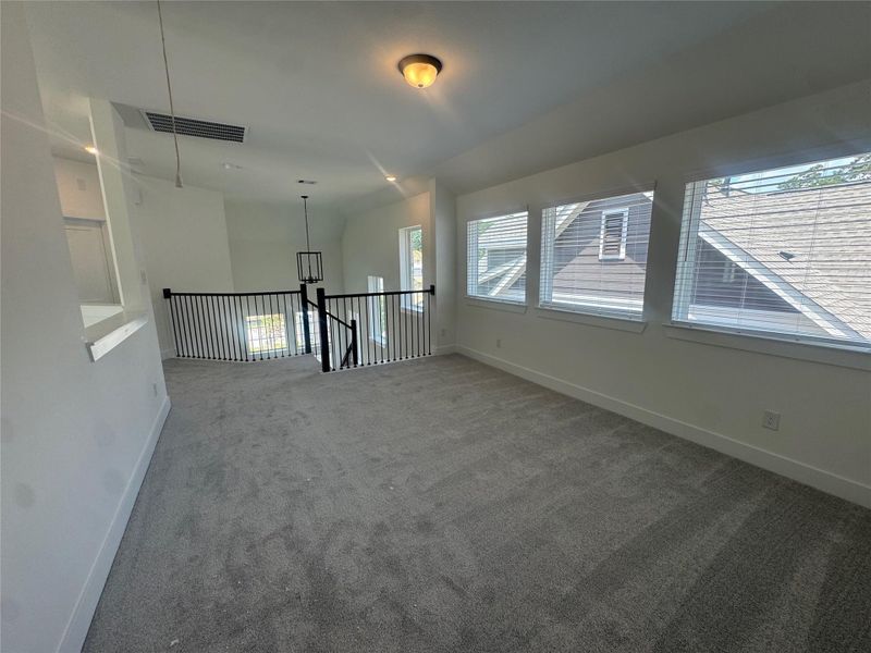 Spacious, unfurnished interior of a new home in Evergreen 40s, Conroe (Image 11).