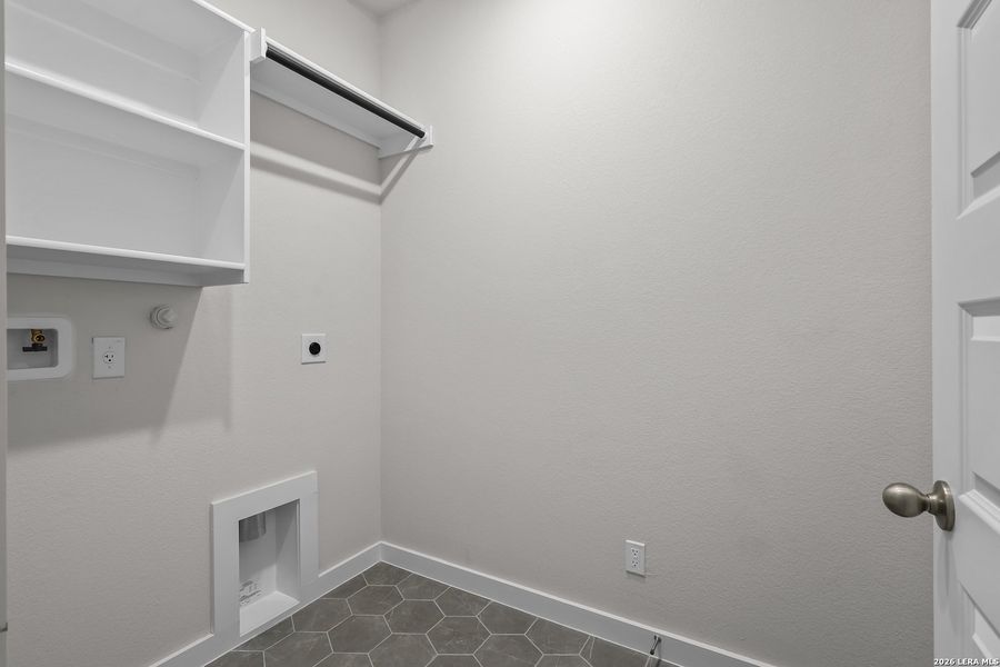 Spacious, unfurnished interior of a new home in Stillwater Ranch, San Antonio (Image 38).