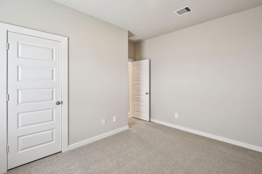 Spacious, unfurnished interior of a new home in Stewart's Ranch, Conroe (Image 29).