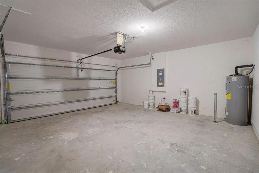 Spacious, unfurnished interior of a new home in Royal Highlands, Weeki Wachee (Image 19).