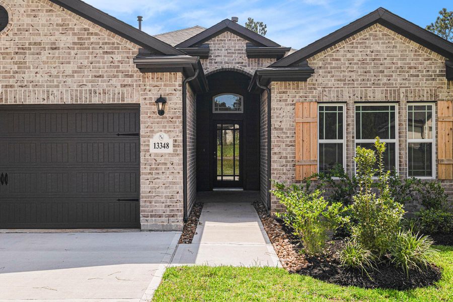 Exterior details and patio area of a home in Deer Pines, Conroe (Image 22).