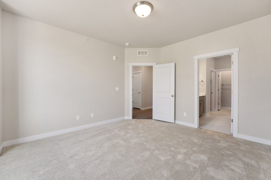 Spacious, unfurnished interior of a new home in The Lakes at Centerra, Loveland (Image 19).