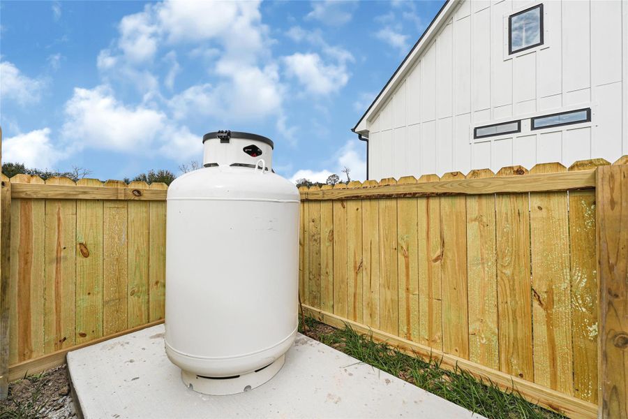 Exterior details and patio area of a home in , Rosharon (Image 23).