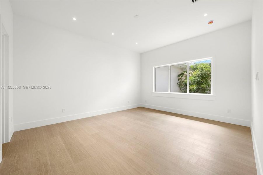 Spacious, unfurnished interior of a new home in , Pinecrest (Image 30).