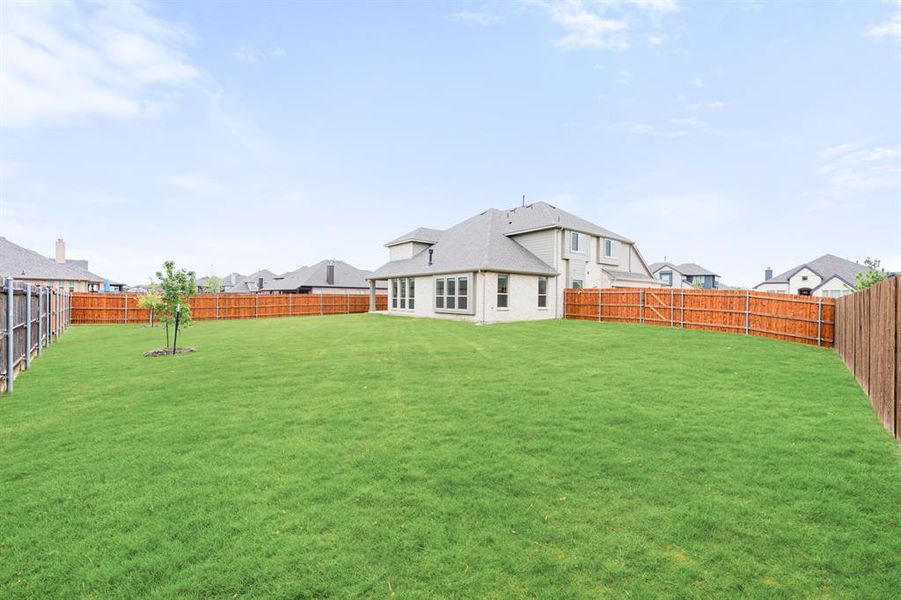 Exterior details and patio area of a home in Triple Diamond Ranch, Mansfield (Image 4).