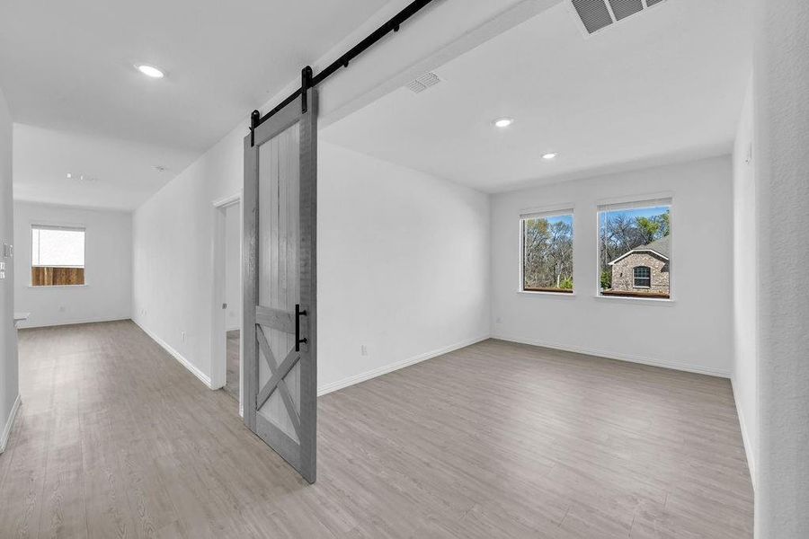 Spacious, unfurnished interior of a new home in Hurricane Creek, Anna (Image 27).