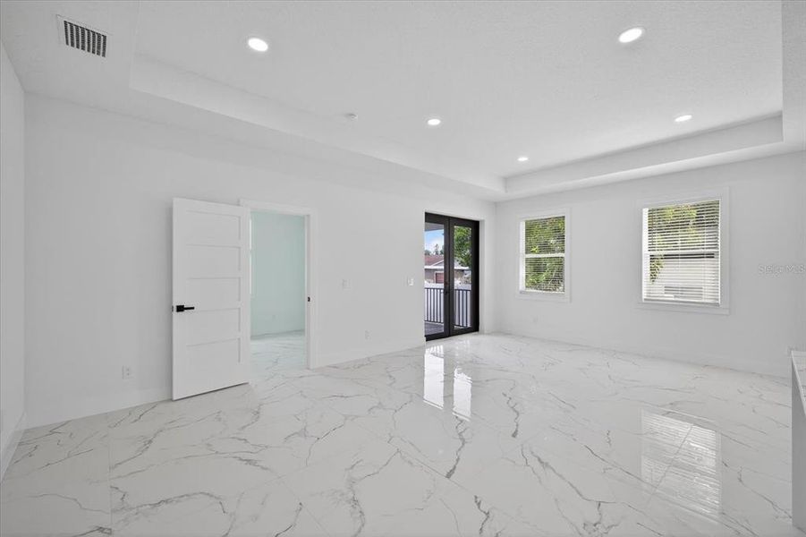 Spacious, unfurnished interior of a new home in , Tampa (Image 18).
