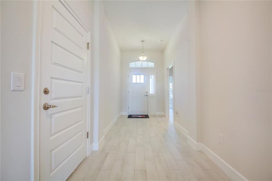 Spacious, unfurnished interior of a new home in Aviary at Rutland Ranch, Parrish (Image 8).