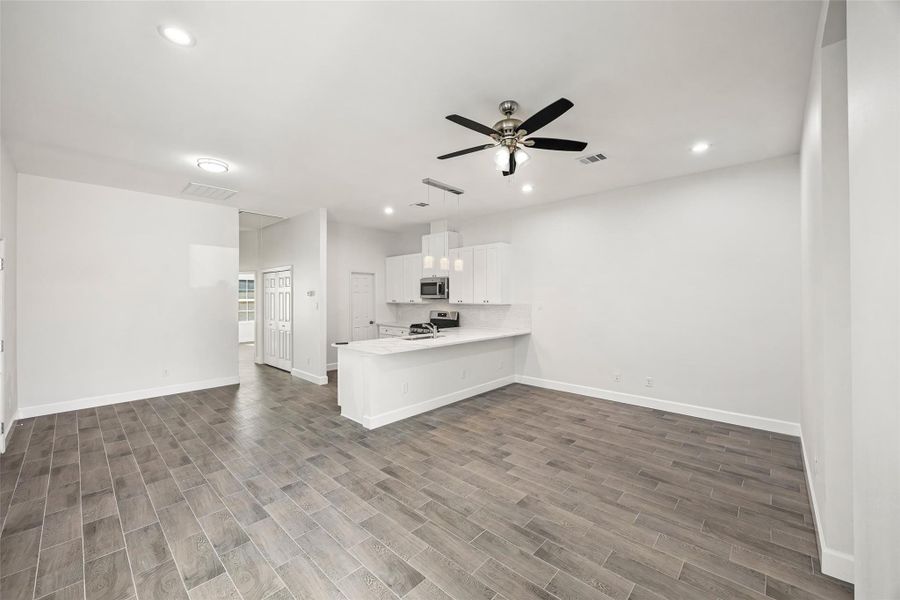 Spacious, unfurnished interior of a new home in , Houston (Image 11).