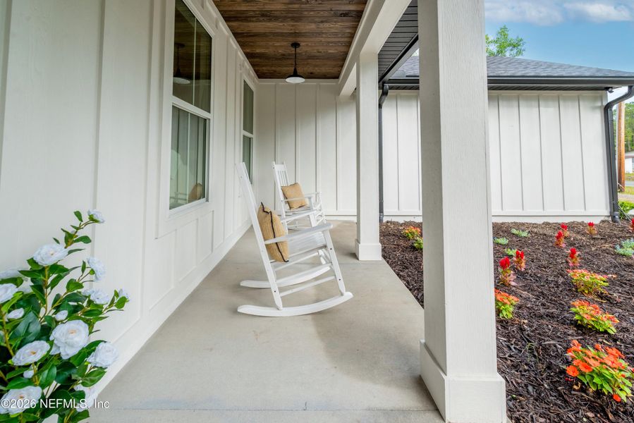 Exterior details and patio area of a home in , Starke (Image 3).