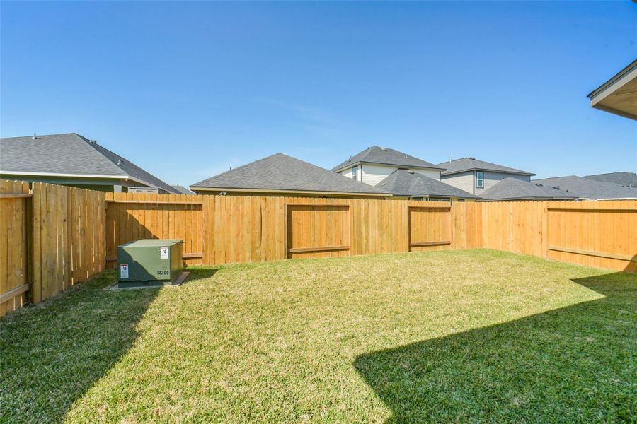 Exterior details and patio area of a home in Anderson Lakes, Houston (Image 24).