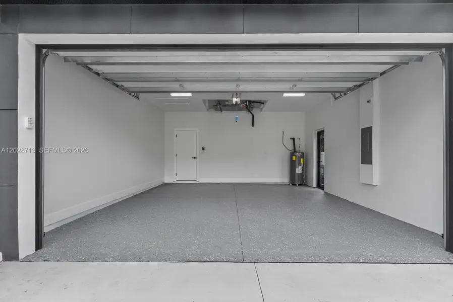 Spacious, unfurnished interior of a new home in , Tampa (Image 31).