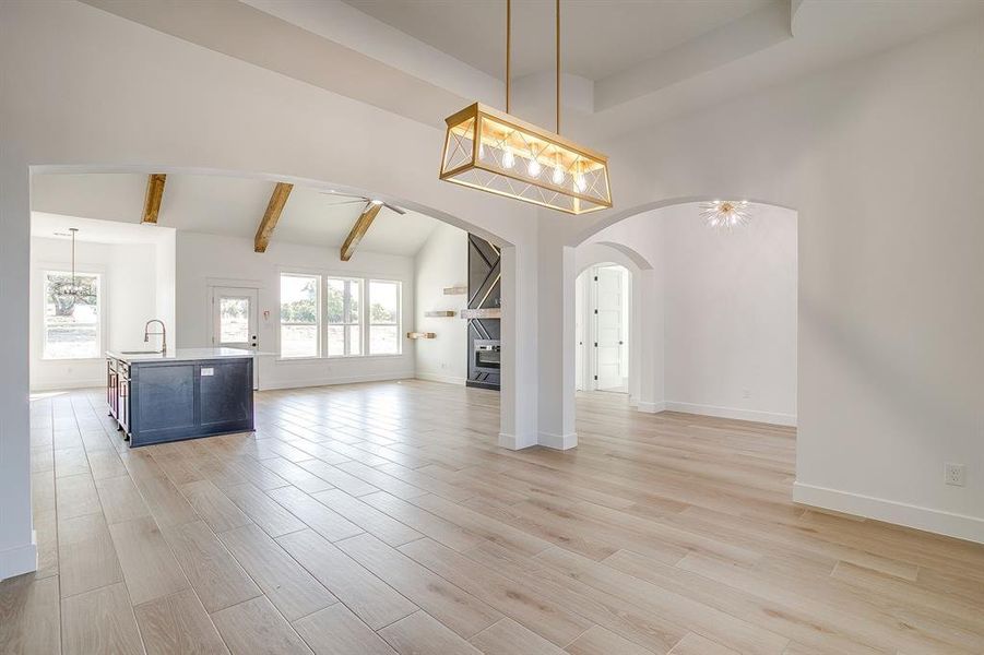 Spacious, unfurnished interior of a new home in , Weatherford (Image 18).