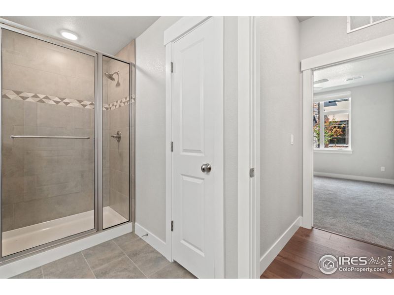 Primary bathroom w/ linen closet