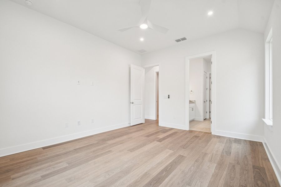 Spacious, unfurnished interior of a new home in Persimmon, Buda (Image 16). Spacious, unfurnished interior of a new home in Persimmon, Buda (Image 16).