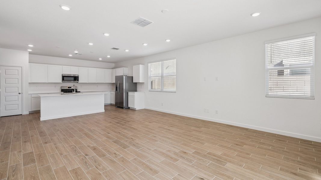 Spacious, unfurnished interior of a new home in Apache Farms, Buckeye (Image 16).