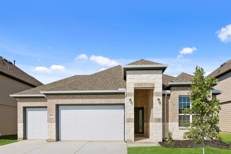 Exterior details and patio area of a home in Rocky Creek Crossing, Fort Worth (Image 2). Exterior details and patio area of a home in Rocky Creek Crossing, Fort Worth (Image 2).