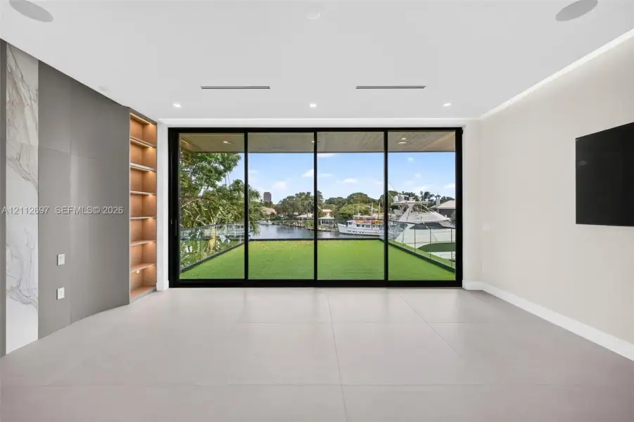 Spacious, unfurnished interior of a new home in , Fort Lauderdale (Image 29).