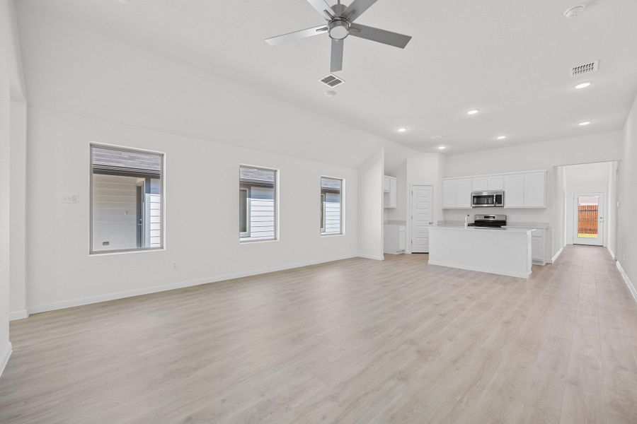 Spacious, unfurnished interior of a new home in Trinity Ranch, Elgin (Image 13).