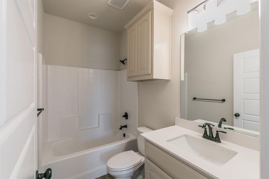 Furnished interior view inside a new home in , Alvarado (Image 13).