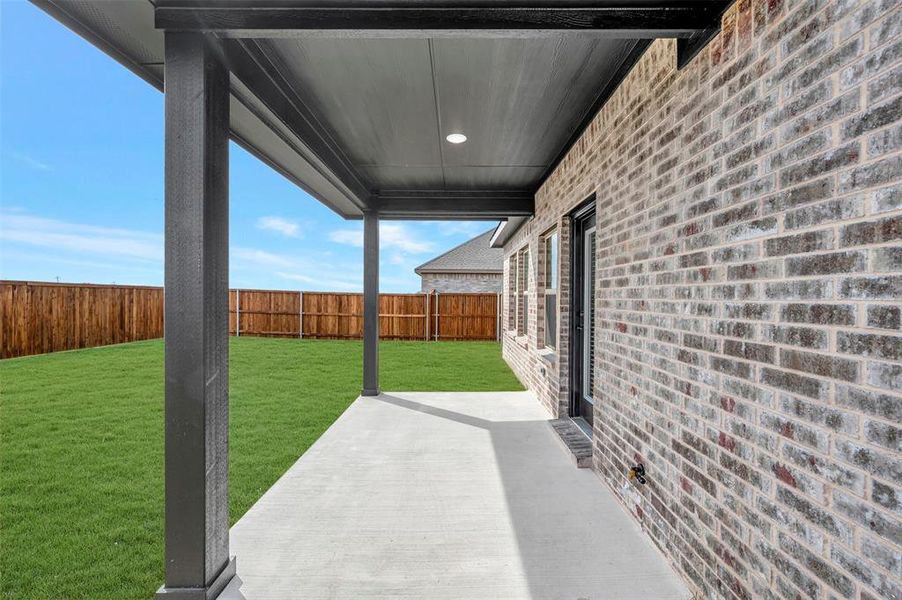 Exterior details and patio area of a home in Rolling Ridge, Van Alstyne (Image 3).