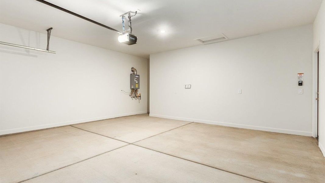 Spacious, unfurnished interior of a new home in Sycamore Vista, Vail (Image 32).