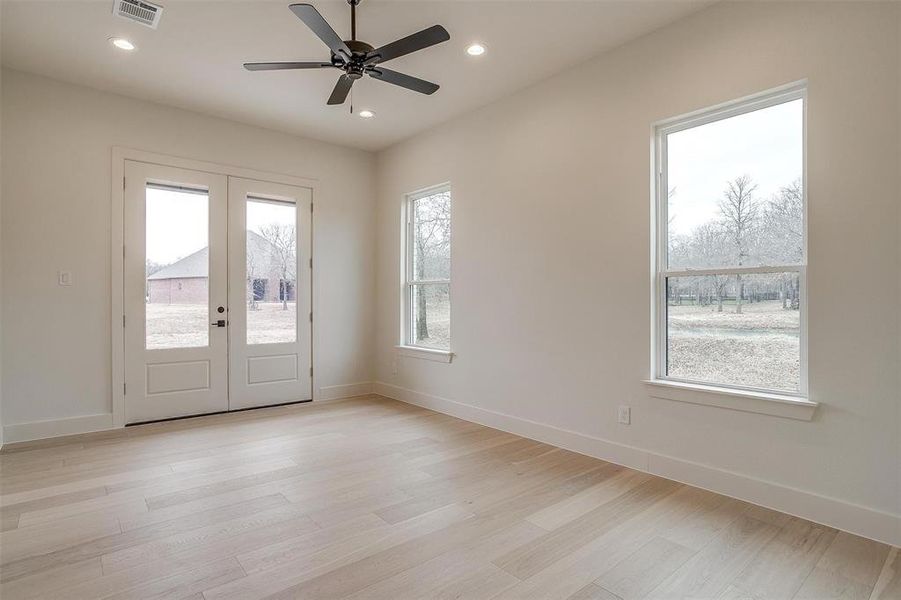 Spacious, unfurnished interior of a new home in , Lipan (Image 35).