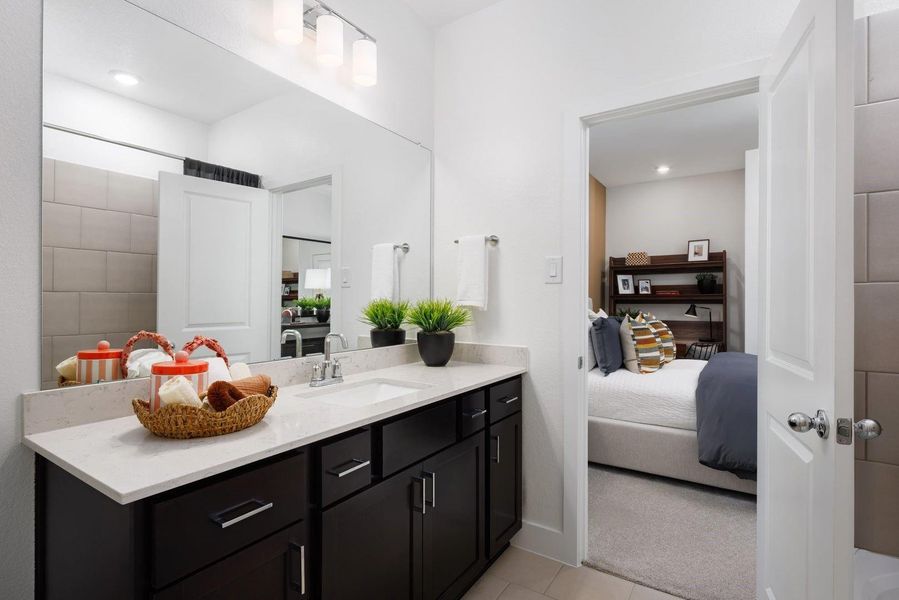 Raburn Reserve - Hoyt Bathroom - Updated Model Photography