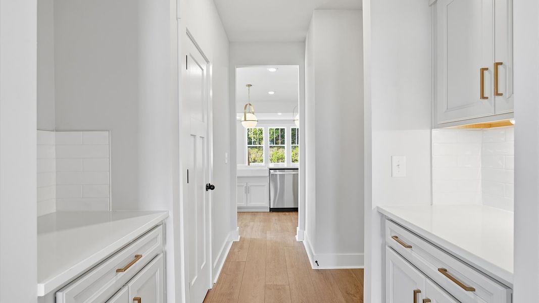 Entertain with ease thanks to this thoughtfully designed butler's pantry