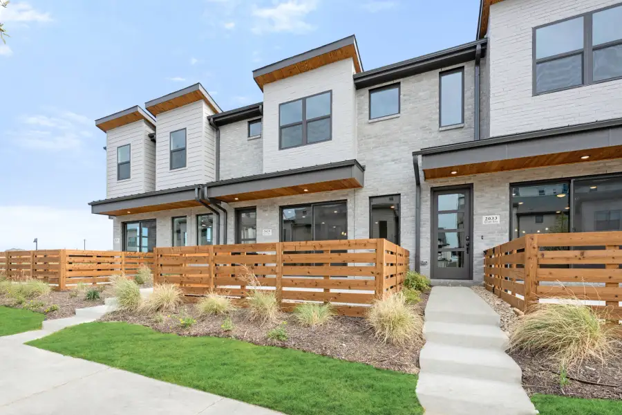Exterior details and patio area of a home in Ten Mile Creek, Celina (Image 4).