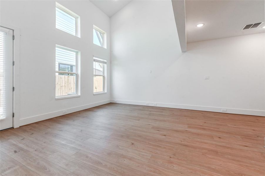 Spacious, unfurnished interior of a new home in , Houston (Image 17).