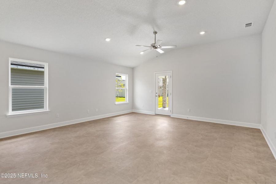 Spacious, unfurnished interior of a new home in Summerglen, Jacksonville (Image 14).