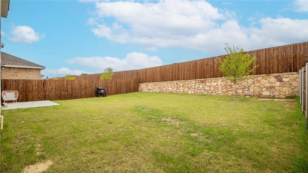 Exterior details and patio area of a home in Ranch at Duck Creek, Fort Worth (Image 27).