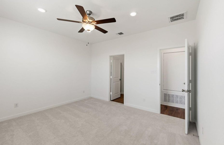 Spacious, unfurnished interior of a new home in Sonterra, Jarrell (Image 16).