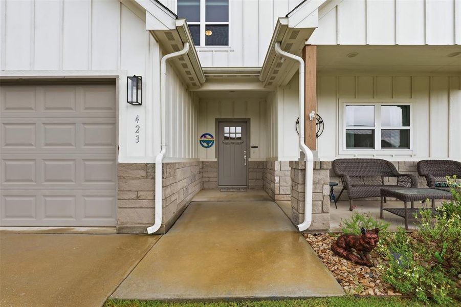 Exterior details and patio area of a home in , Tolar (Image 3).