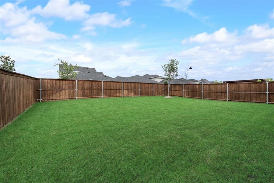 Exterior details and patio area of a home in Bayside, Rowlett (Image 4).