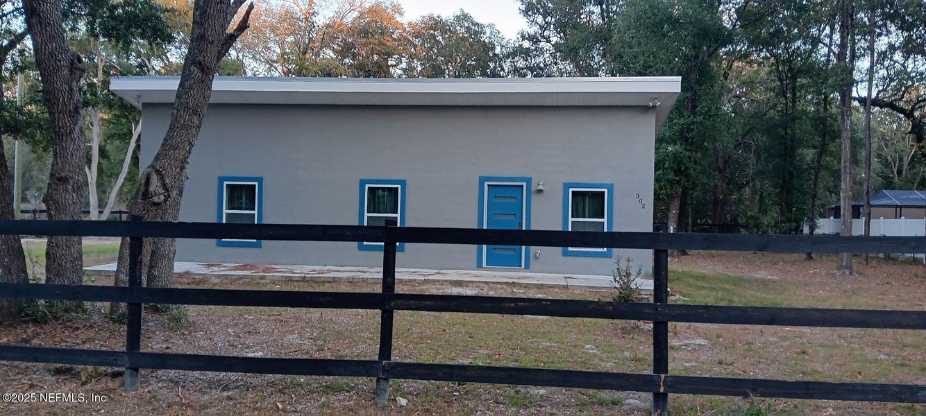 Exterior details and patio area of a home in , Interlachen (Image 15).