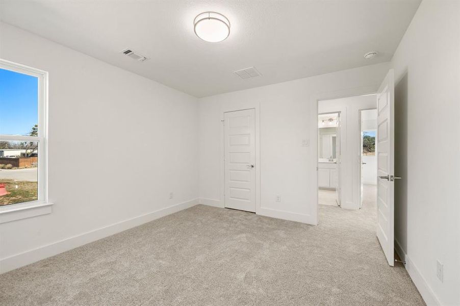 Spacious, unfurnished interior of a new home in The Resort on Eagle Mt. Lake, Fort Worth (Image 35).