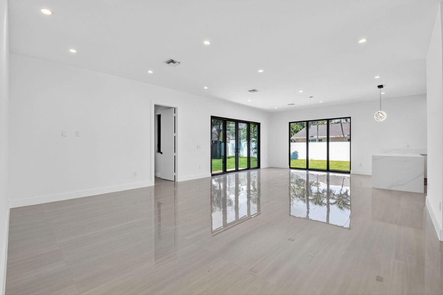 Spacious, unfurnished interior of a new home in , Palm Springs (Image 22).