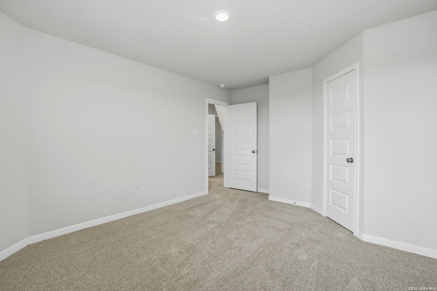 Spacious, unfurnished interior of a new home in Dauer Ranch, New Braunfels (Image 24).