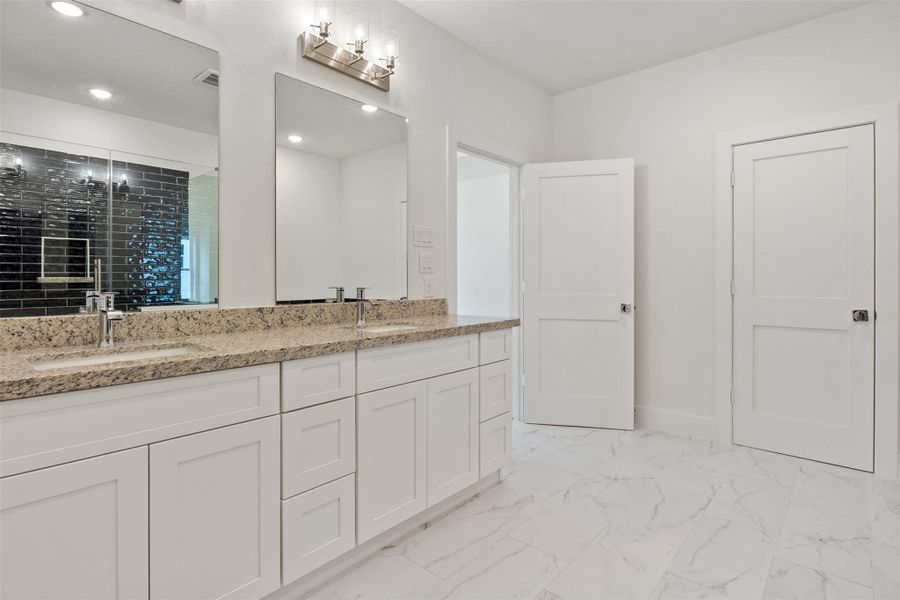 Double sinks, ample storage, and an abundance of natural light—oh my! At this price in this location, don't miss out on this opportunity!