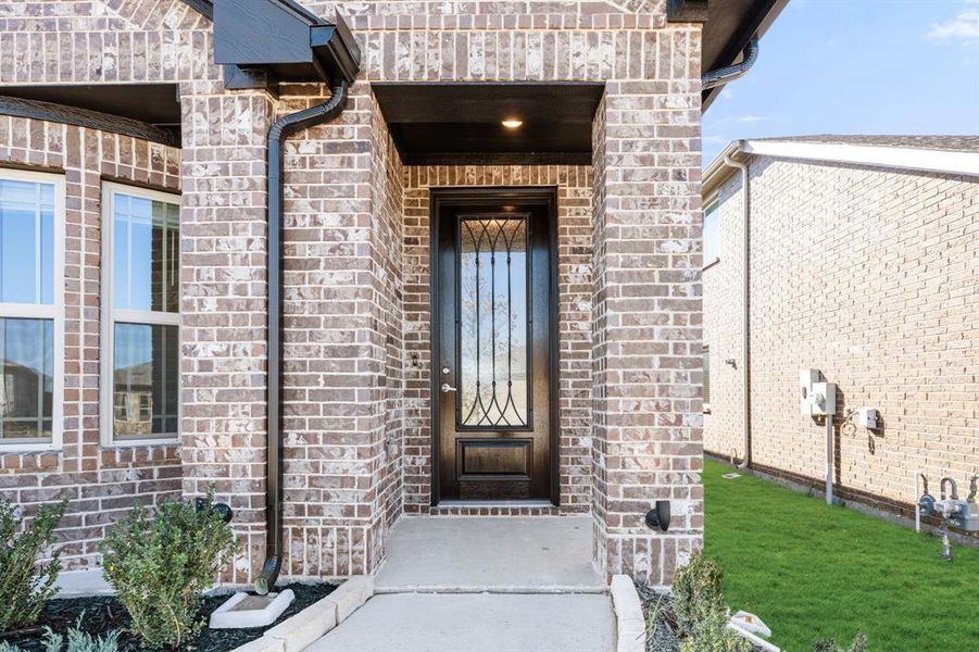 Exterior details and patio area of a home in Eagle Glen Elements, Alvarado (Image 4).