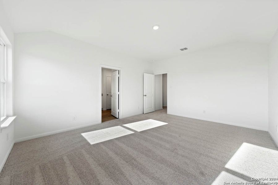 Spacious, unfurnished interior of a new home in Savannah Place, San Antonio (Image 7).