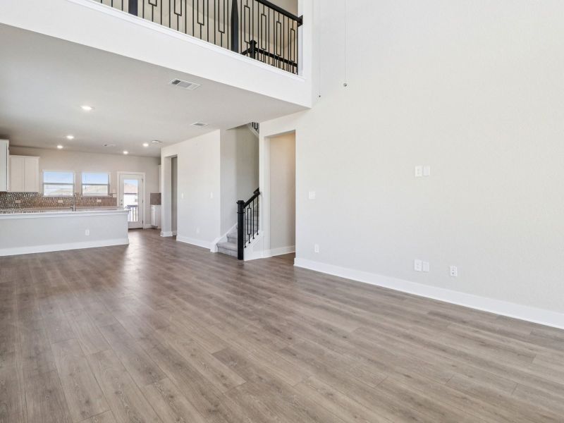 Spacious, unfurnished interior of a new home in Royal Crest, San Antonio (Image 14).