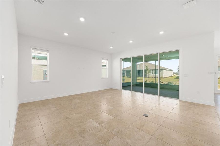 Spacious, unfurnished interior of a new home in , Ocala (Image 14).