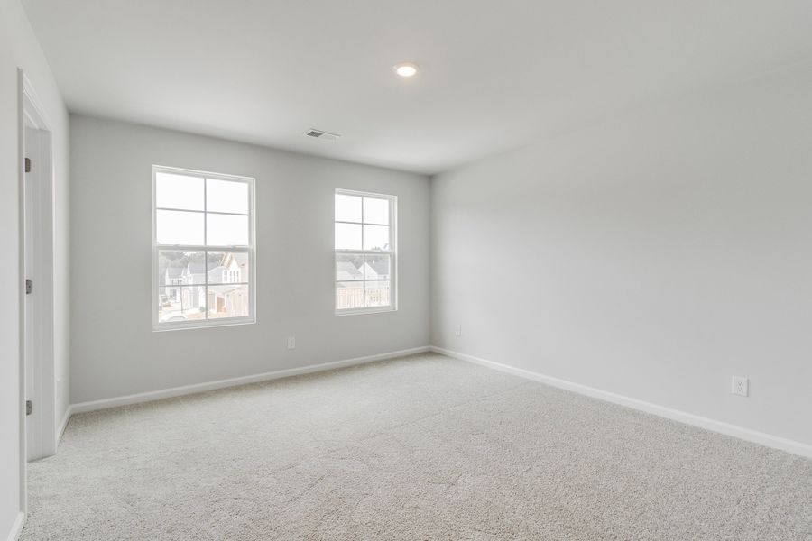 Spacious, unfurnished interior of a new home in Bluefield, Lexington (Image 38).